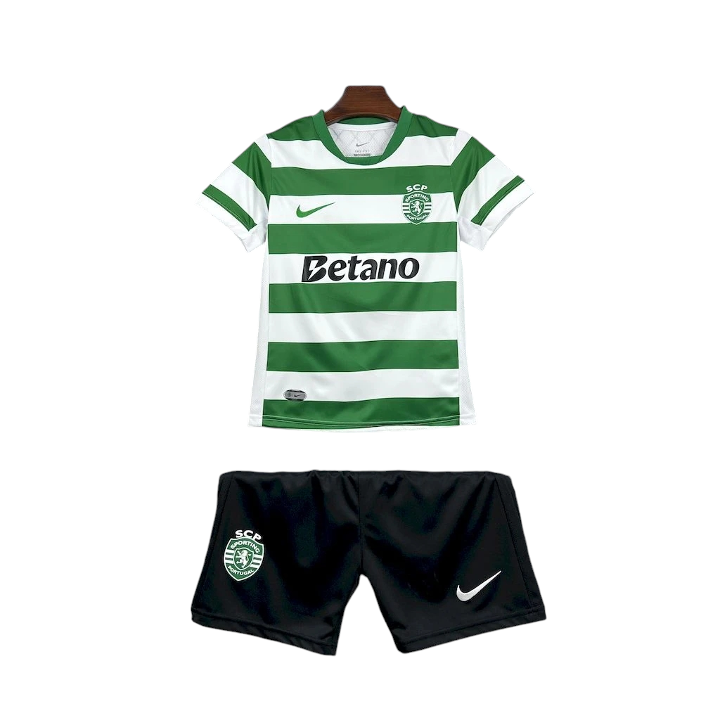 Sporting - Kit criança e adulto principal 25/26 - Caixa e Saco Sporting incluídos