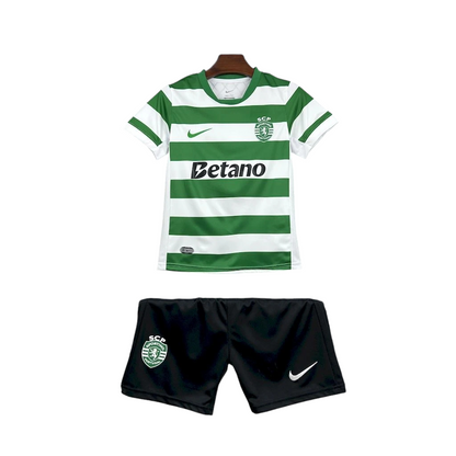 Sporting - Kit criança e adulto principal 25/26 - Caixa e Saco Sporting incluídos